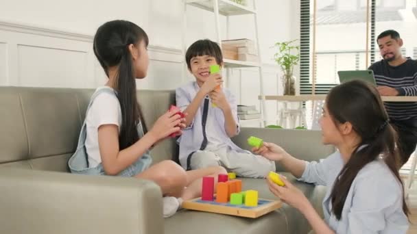 Счастливая Азиатская Тайская Семья Мама Маленькие Дети Весело Играют Разноцветными — стоковое видео