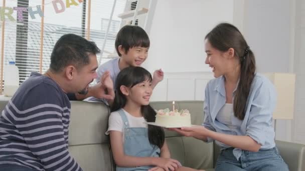 Happy Asian Thai Family Young Daughter Surprised Birthday Cake Gift — Stockvideo