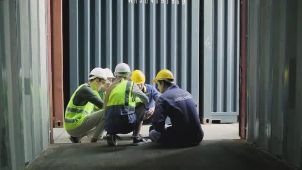 Group Multiracial Workers Safety Uniforms Hardhats Sit Discuss Logistics White — Vídeo de Stock