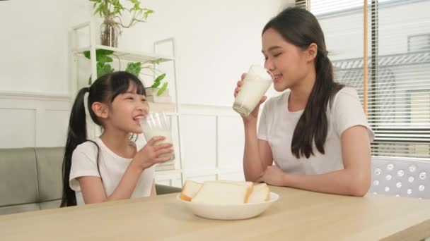 Healthy Asian Thai Family Little Daughter Young Mother Drink Fresh — Wideo stockowe