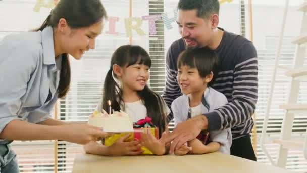 Счастливая Азиатская Тайская Семья Маленькие Дети Удивленные Тортом День Рождения — стоковое видео
