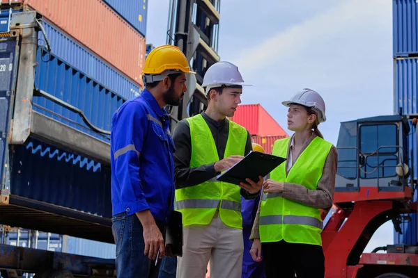 Three Professional Caucasian Workers Team Safety Uniforms Hardhats Work Logistics — 图库照片