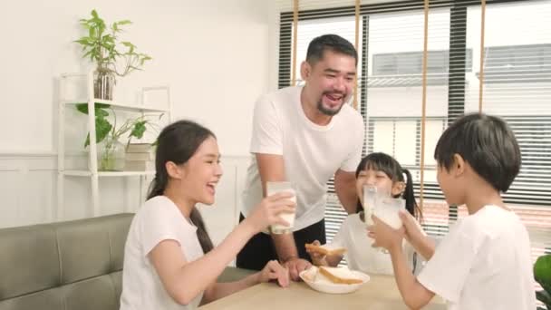 Healthy Asian Thai Family Little Children Young Parents Drink Fresh — Stockvideo