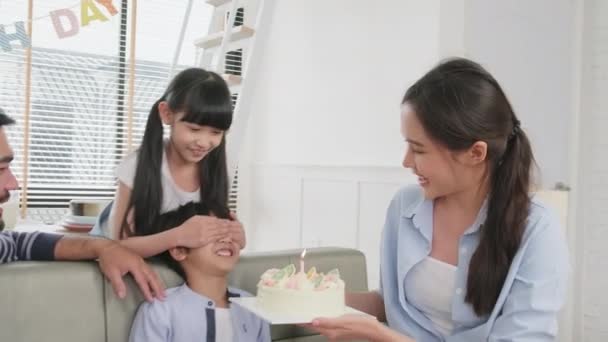 Happy Asian Thai Family Young Son Surprised Birthday Cake Gift — 图库视频影像