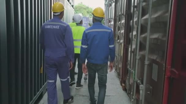 Group Multiracial Workers Safety Uniforms Hardhats Walk Inspect Shipping Cargo — Vídeos de Stock