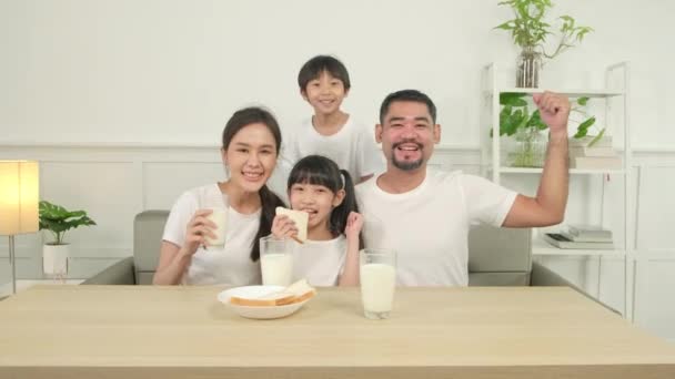 Healthy Asian Thai Family Little Children Young Parents Drink Fresh — Wideo stockowe