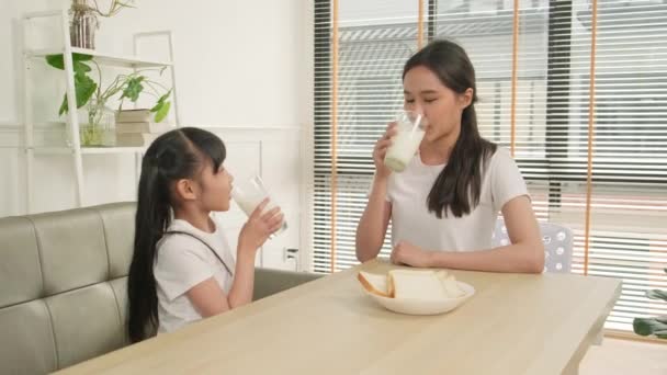 Healthy Asian Thai Family Little Daughter Young Mother Drink Fresh — Vídeo de Stock