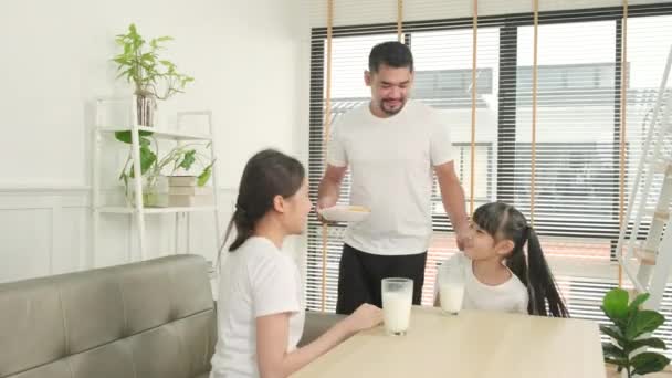 Healthy Asian Thai Family Daughter Young Mum Drink Fresh White — 비디오