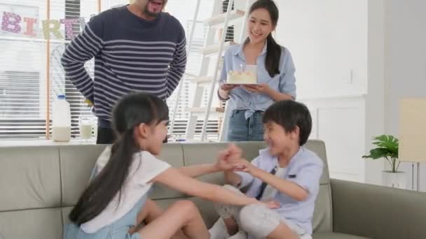 Χαρούμενη Ασιατική Ταϊλανδέζικη Οικογένεια Μικρά Παιδιά Έκπληκτος Από Τούρτα Γενεθλίων — Αρχείο Βίντεο