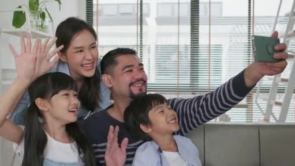 Happy Asian Thai Parents Children Online Video Call Family Internet — Vídeo de stock