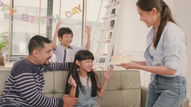 Happy Asian Thai Family Young Daughter Surprised Birthday Cake Blows — Vídeo de Stock