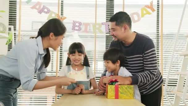 Happy Asian Thai Family Young Kids Surprised Birthday Cake Gift — Vídeo de Stock
