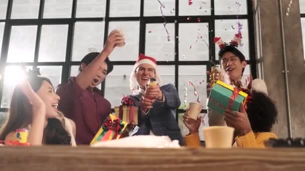 Slow Motion Group Multiracial Workers Boss Colleagues Team Celebrates Christmas — Αρχείο Βίντεο
