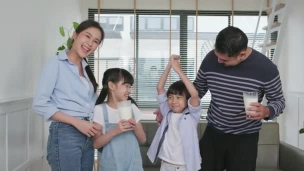 Família Tailandesa Saudável Feliz Pequenos Irmãos Asiáticos Ficar Beber Leite — Vídeo de Stock