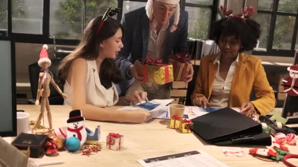 Male Caucasian Boss Santa Hat Surprise Female Coworkers Team Giving — Vídeo de Stock
