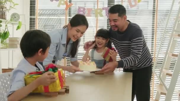 Happy Asian Thai Family Young Kids Surprised Birthday Cake Gift — Vídeo de Stock