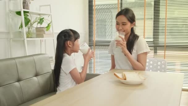 Здоровая Азиатская Тайская Семья Маленькая Дочь Молодая Мать Пьют Свежее — стоковое видео