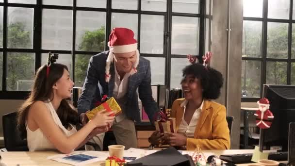 Male Caucasian Boss Santa Hat Surprise Female Coworkers Team Giving — ストック動画