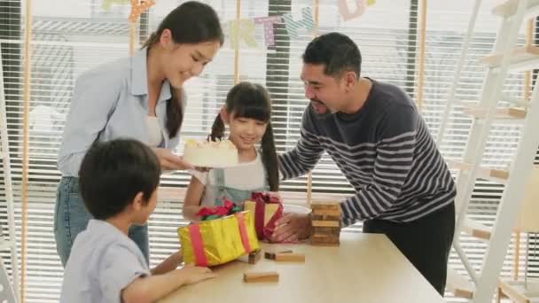 Щаслива Азіатська Тайська Сім Маленькі Діти Здивовані Тортом Днів Народження — стокове відео