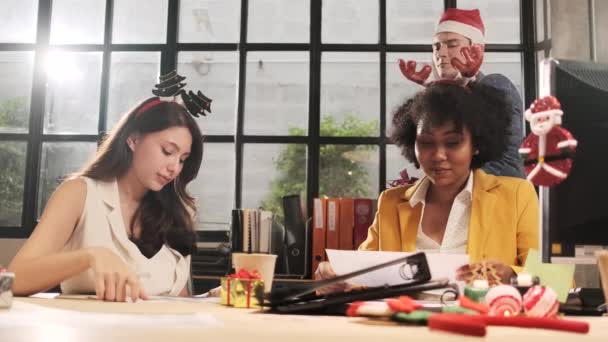 Male Caucasian Boss Santa Hat Surprise Female Coworkers Team Giving — Stockvideo