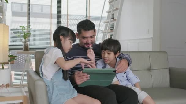 Happy Asian Thai Family Parents Children Have Fun Using Digital — Stockvideo
