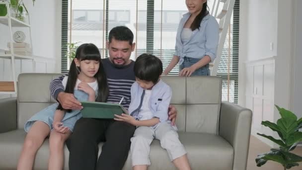 Happy Asian Thai Family Parents Children Have Fun Using Digital — 图库视频影像