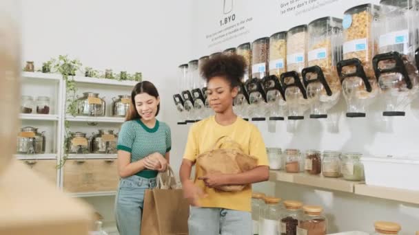 Twee Jonge Vrouwelijke Klanten Kiezen Winkelen Voor Biologische Producten Een — Stockvideo
