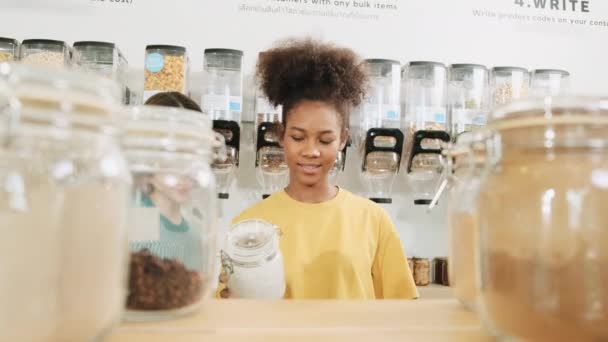 Дві Молоді Жінки Клієнтки Вибирають Купують Органічних Продуктів Магазині Продукти — стокове відео