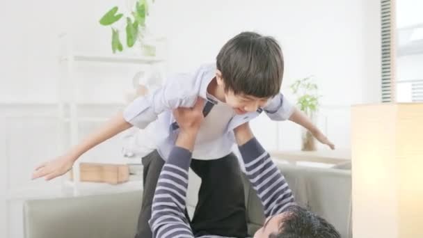 Asya Tayland Ailesi Birlikte Baba Uzanıp Oğluyla Oynayarak Eğleniyor Oturma — Stok video