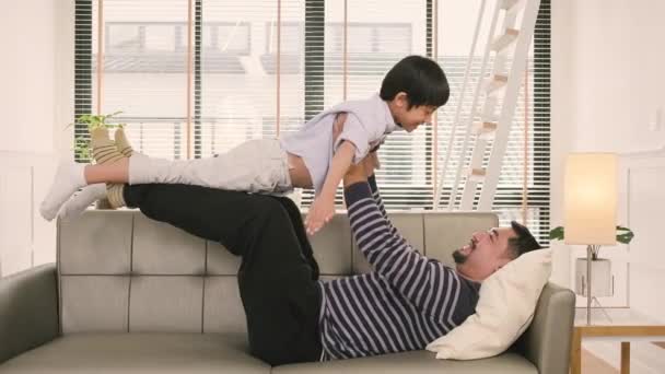Asya Tayland Ailesi Birlikte Baba Uzanıp Oğluyla Oynayarak Eğleniyor Oturma — Stok video