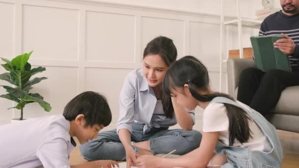 Asian Thai Siblings Mum Sitting Living Room Floor Drawing Colored — Stok Video