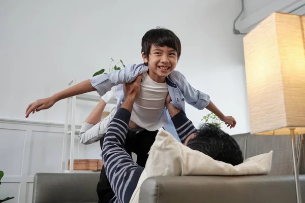 Ázsiai Thai Család Együtt Apa Fekszik Szórakoztató Játszik Fiával Emelés — Stock Fotó