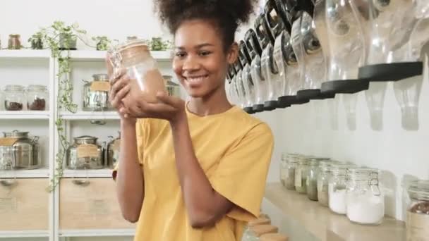 Portrét Mladé Černé Zákaznice Usmívá Dívá Fotoaparát Obchody Opakovaně Použitelnými — Stock video