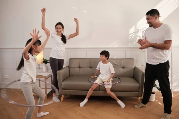 Boldog Wellness Ázsiai Thai Család Szülők Gyermekek Szórakoztató Játszani Hula — Stock Fotó