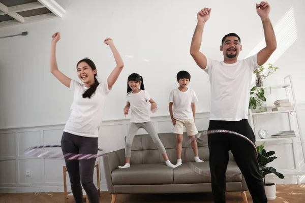 Happy Wellness Asijská Thajská Rodina Rodiče Děti Jsou Zábavné Hraní — Stock fotografie