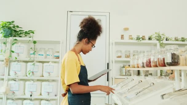 Comerciante Feminina Negra Verifica Estoque Produtos Orgânicos Naturais Exibição Varejo — Vídeo de Stock