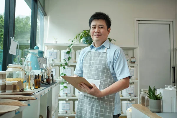 Portret Van Een Aziatische Mannelijke Winkelier Glimlachend Kijkend Naar Camera — Stockfoto