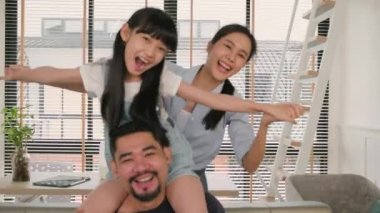 Genç bir Siyahi kadın esnaf, yeniden kullanılabilir konteynırlarda doğal organik ürünlerin cam kavanozlarını temizliyor. Sıfır atık, plastiksiz bir market ve çevre dostu bir perakende işi..