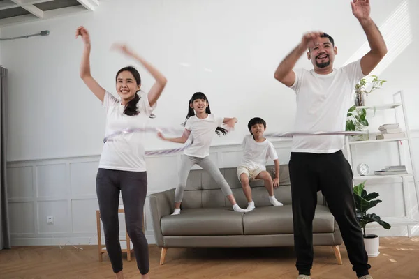 Щаслива Сім Таїланду Батьки Діти Задоволенням Бавляться Лою Тренуються Фітнесу — стокове фото