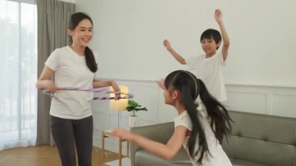 Happy Wellness Asian Thai Rodzina Matka Dzieci Zabawne Gry Hula — Wideo stockowe