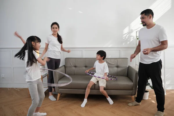 Щаслива Сім Таїланду Батьки Діти Задоволенням Бавляться Лою Тренуються Фітнесу — стокове фото