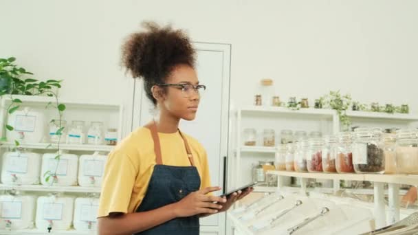 Comerciante Feminina Negra Verifica Estoque Produtos Orgânicos Naturais Exibição Varejo — Vídeo de Stock