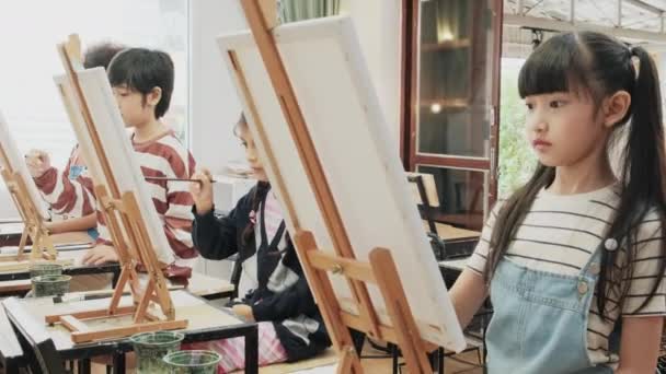 Gruppe Multiethnischer Kleiner Kinder Konzentriert Sich Kunstunterricht Auf Acrylfarbenmalerei Auf — Stockvideo