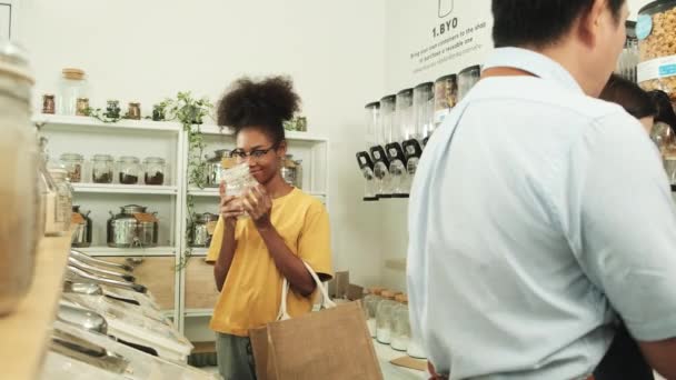 Mujer Afroamericana Joven Está Eligiendo Comprando Productos Orgánicos Tienda Recarga — Vídeo de stock