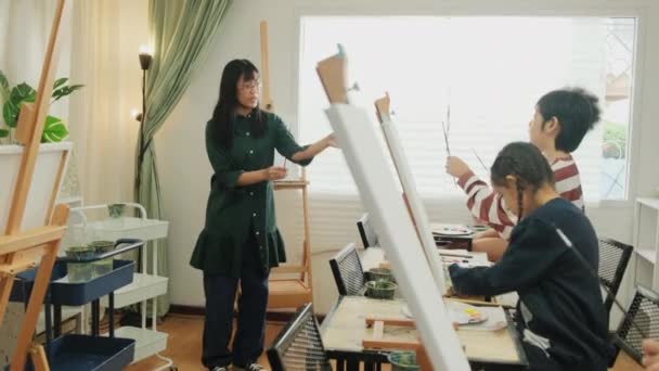 Pewna Azjatycka Nauczycielka Uczy Demonstruje Dzieciom Obraz Akrylowy Płótnie Klasie — Wideo stockowe