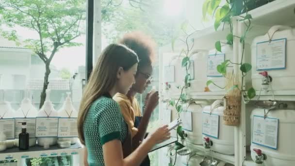 Twee Jonge Vrouwelijke Winkeliers Controleren Voorraad Van Natuurlijke Biologische Producten — Stockvideo