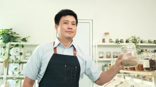 Taylandlı Erkek Esnafın Portresi Gülümsüyor Depodaki Doğal Organik Ürünlerin Cam — Stok video