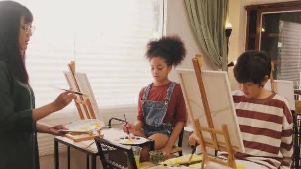 Crianças Estúdio Arte Dois Estudantes Afro Americanos Asiáticos Aprendem Com — Vídeo de Stock