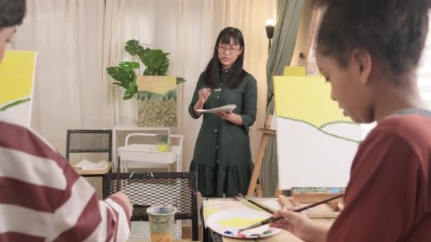 Insegnante Asiatica Insegna Dimostra Bambini Sulla Pittura Acrilica Colori Tela — Video Stock