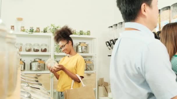 Mujer Afroamericana Joven Está Eligiendo Comprando Productos Orgánicos Tienda Recarga — Vídeos de Stock